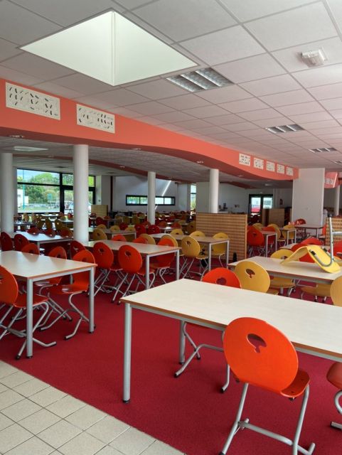 Intérieur cantine scolaire 