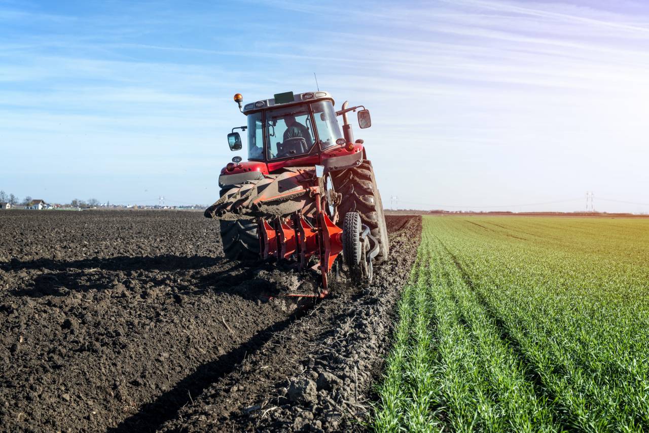 Tractor agricultural machine cultivating field